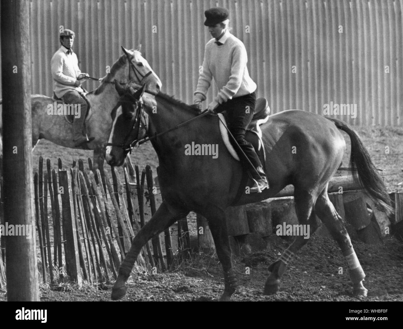 La princesse Anne cheval inconnu avec le lieutenant Mark Phillips à Warfield Berks 1973 Banque D'Images