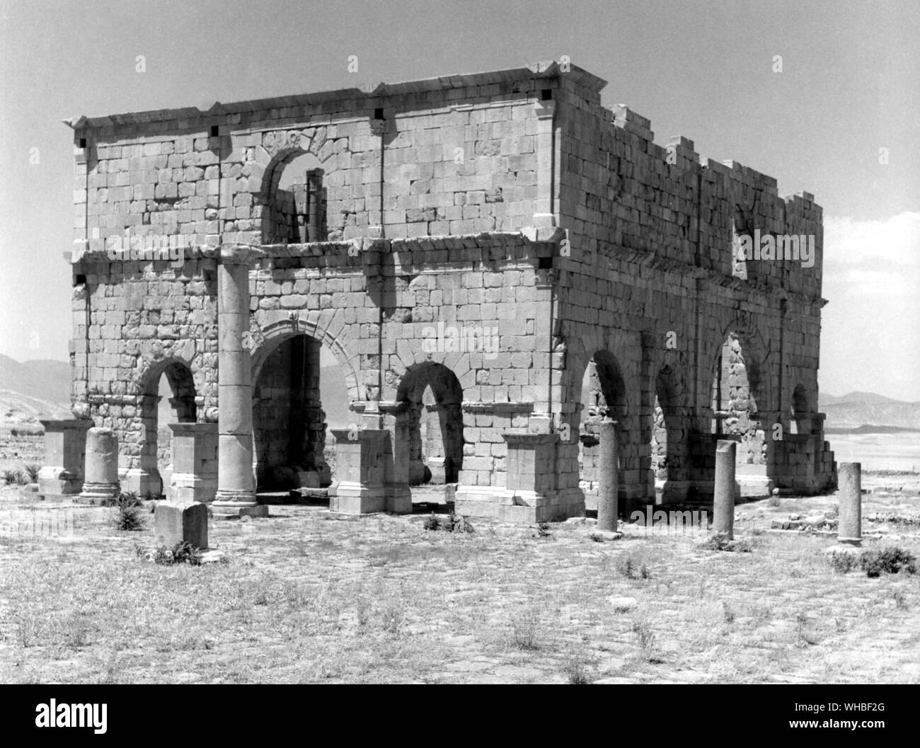 Lambessa, le siège de la Camp de légionnaires romains - Hall d'entrée - Lambaesis, ou Lambaesa, est une ruine romaine en Algérie, à 11 kilomètres au sud-est de Batna et 17 milles à l'ouest de Timgad, situé à proximité de la village moderne de Tazoult. Les vestiges de la ville romaine, et plus particulièrement du camp romain, malgré le vandalisme aveugle, sont parmi les ruines les plus intéressants en Afrique du Nord. Les ruines sont situées sur les terrasses inférieures des Montagnes des Aurès, est composé d'arcs de triomphe (un à Septime Sévère, un autre à Commodus), les temples, les aqueducs, les vestiges d'un amphithéâtre, des bains et un Banque D'Images