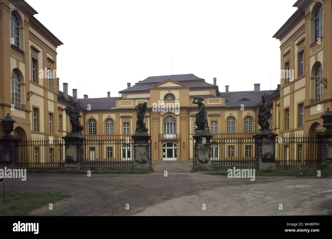 Schloss Dux - Le Château de Dux (z·mek Duchcov en tchèque) est un château à Duchcov, le nord de la Bohème, en République Tchèque.. Elle a été fondée comme un fort dans le 13e siècle par le Hrabiöic dynastie, qui résidait au château d'Osek. Pas plus tôt que 1527, la dynastie Lobkowitz a remplacé le fort avec une aile d'un palais Renaissance. Entre 1785 et 1798, Giacomo Casanova le soi-disant secrétaire de la 18e siècle, a passé les 13 dernières années de sa vie étonnante à Duchcov. Au 19e siècle le château fut reconstruit en style classique et le jardin dans le style romantique. La famille a vendu la Waldstein Banque D'Images