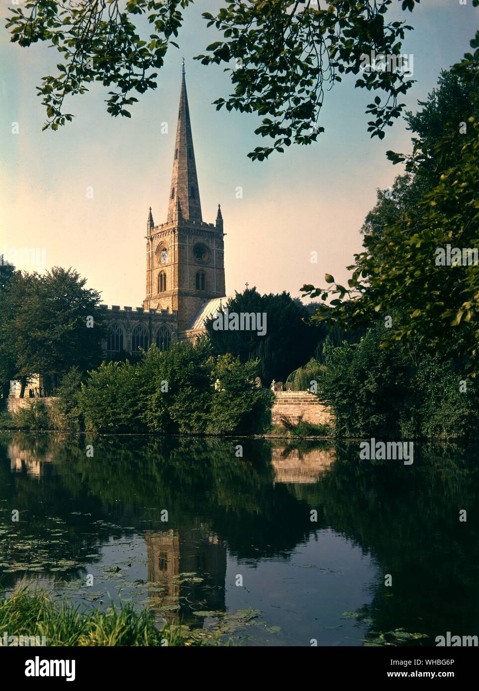 L'église Holy Trinity, Stratford-upon-Avon, Warwickshire - la collégiale de la Sainte et indivisible Trinité, Stratford-upon-Avon, est souvent connu simplement comme Shakespeare's Church en raison de sa renommée comme le lieu du baptême et l'enterrement de William Shakespeare. Plus de 200 000 touristes visitent l'église chaque année. Le bâtiment actuel date de 1210 et est construit sur le site d'un monastère de Saxon. C'est le plus ancien bâtiment de Stratford, dans une position remarquable sur les rives de la rivière Avon, et a longtemps été le plus visité d'Angleterre église paroissiale.. Banque D'Images