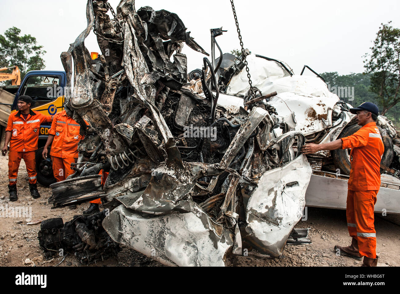 L'ouest de Java, en Indonésie. 2e, 2019 Sep. Déplacer les agents de l'épave de véhicules à partir de la scène après un accident de la route à péage Cipularang, dans l'Ouest de Java, en Indonésie, le 2 septembre 2019. Six personnes ont été tuées et des dizaines ont été blessées dans une collision impliquant plusieurs véhicules automobiles, camions et autobus sur une route à péage dans Cipularang, un agent de police a dit. Credit : Reza/Estily Crédit : Xinhua Xinhua/Alamy Live News Banque D'Images