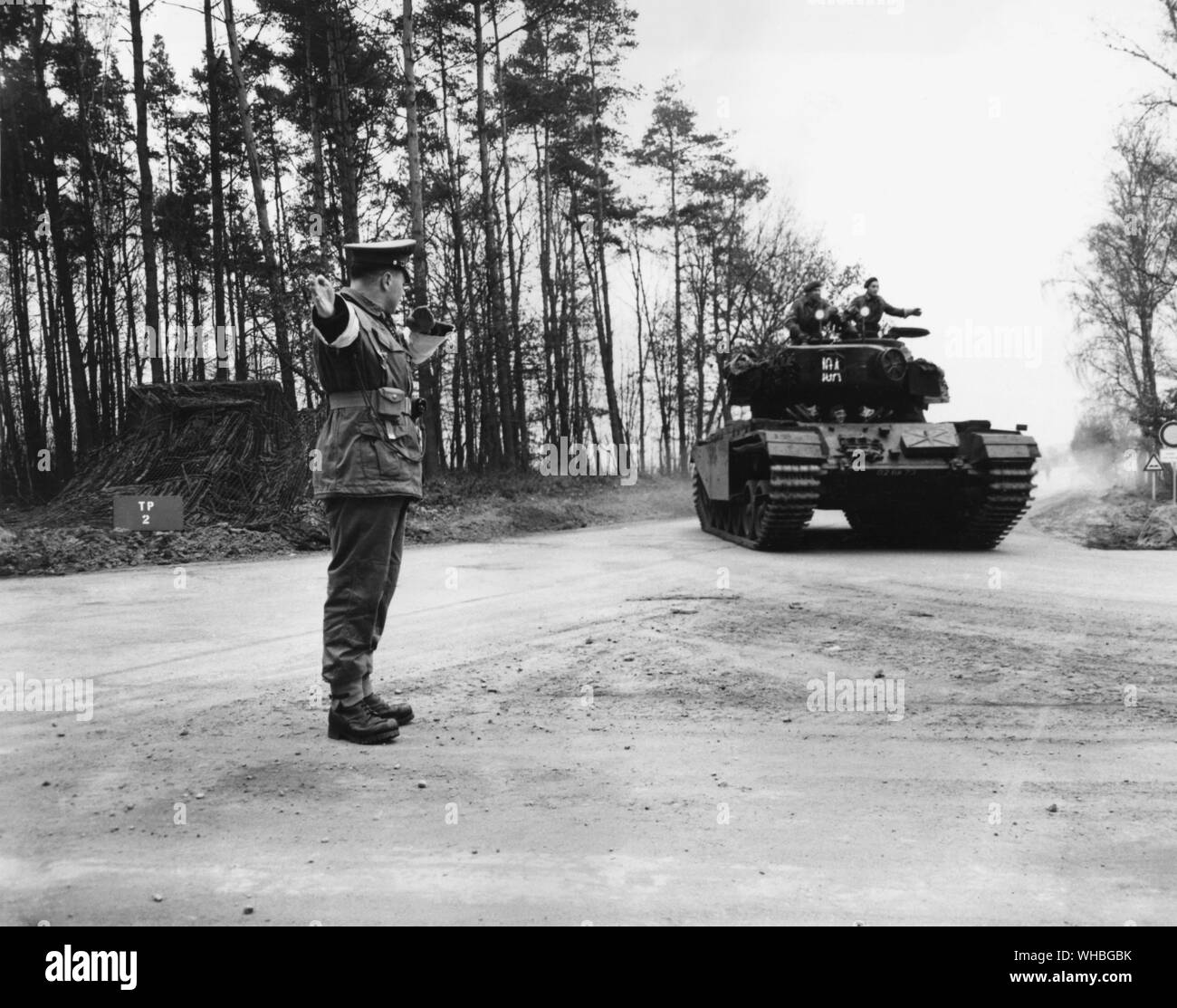 L'Armée britannique en Allemagne - un policier militaire Royal sur le contrôle du trafic aérien durant un exercice sur le terrain. Mai 1964 Banque D'Images