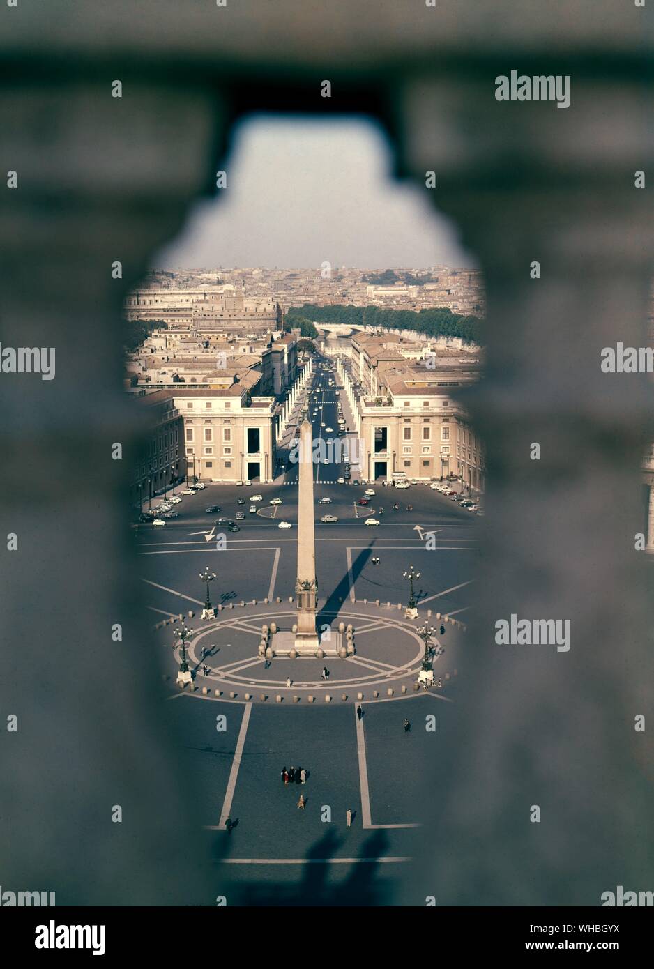 La vue vers le bas de la Via della Conciliazione à Saint-Pierre de Rome. Banque D'Images