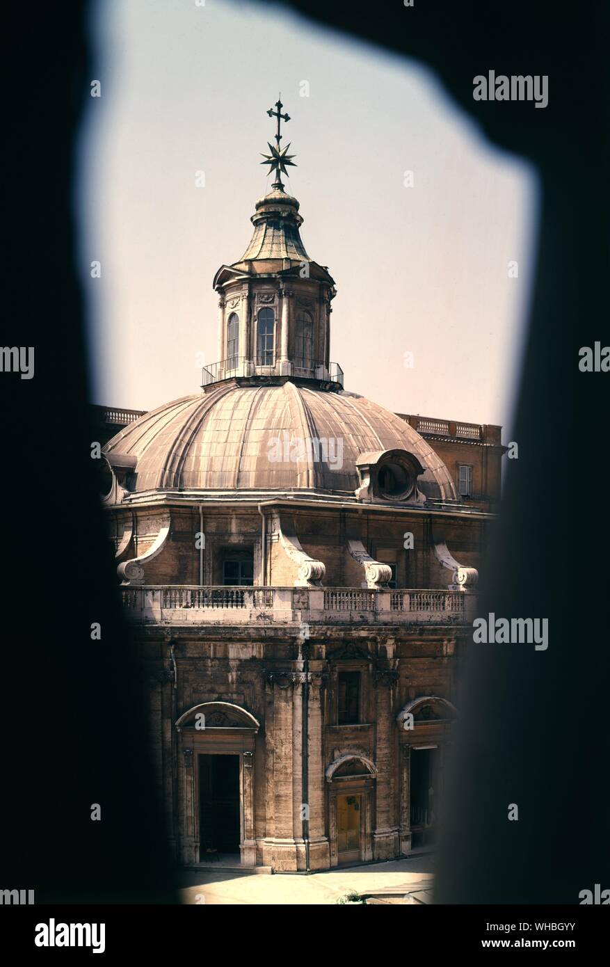 La Sacristie de Saint-Pierre de Rome - Sous le monument de Pie VIII se trouve l'entrée de la sacristie et Musée du Trésor, un bâtiment externe de la taille d'une grande église. De précieux objets donnés à l'Église sont conservés dans le Trésor, y compris le noeud Vaticana qui contient des fragments de la Vraie Croix.. Banque D'Images