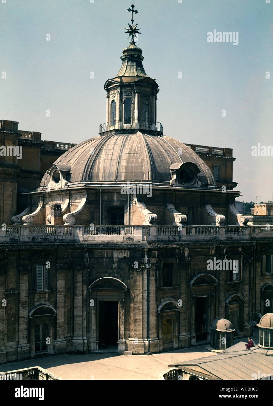 La Sacristie de Saint-Pierre de Rome - Sous le monument de Pie VIII se trouve l'entrée de la sacristie et Musée du Trésor, un bâtiment externe de la taille d'une grande église. De précieux objets donnés à l'Église sont conservés dans le Trésor, y compris le noeud Vaticana qui contient des fragments de la Vraie Croix.. Banque D'Images