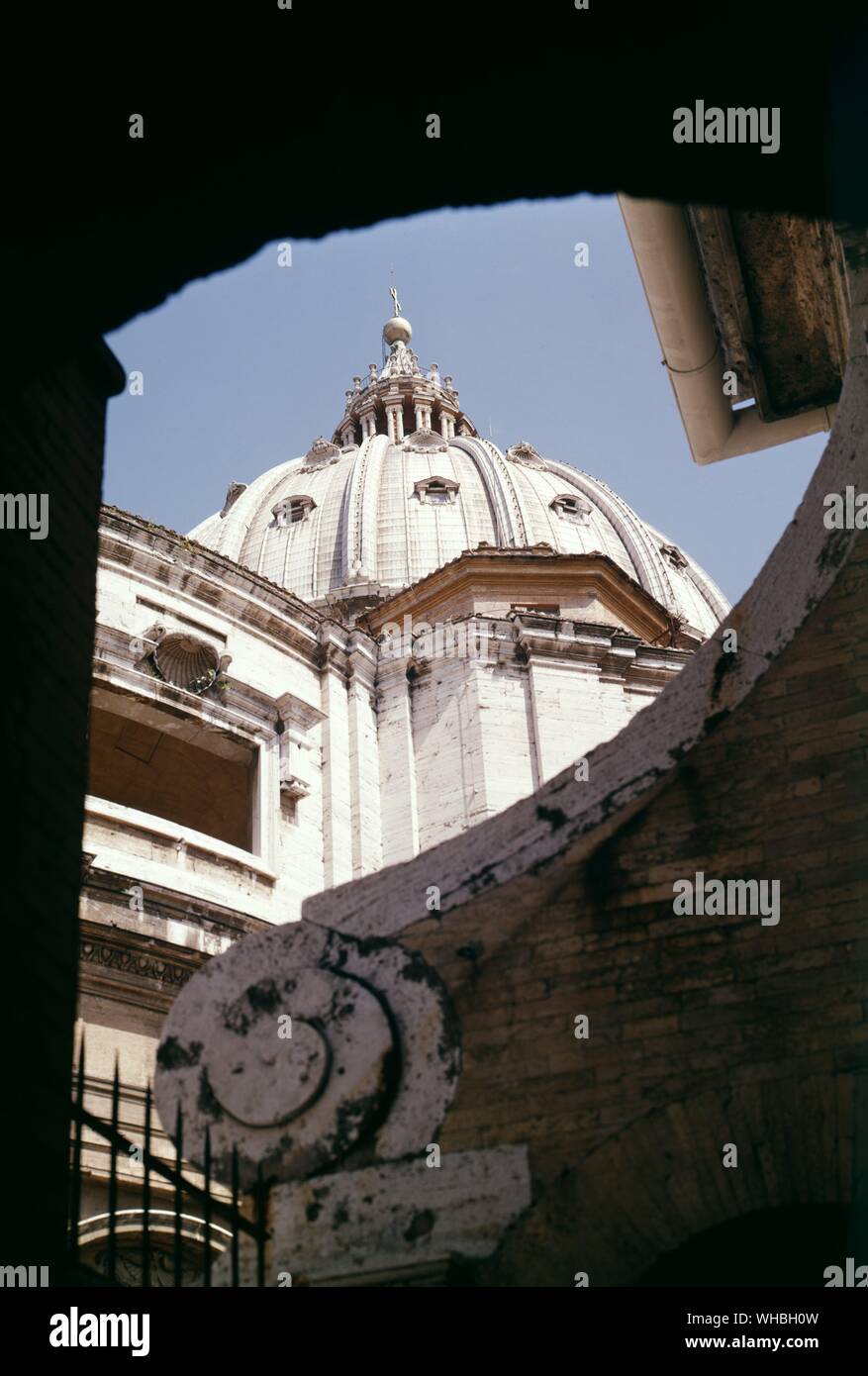 Le dôme et une coupole de la sacristie à Saint-Pierre de Rome.. Banque D'Images