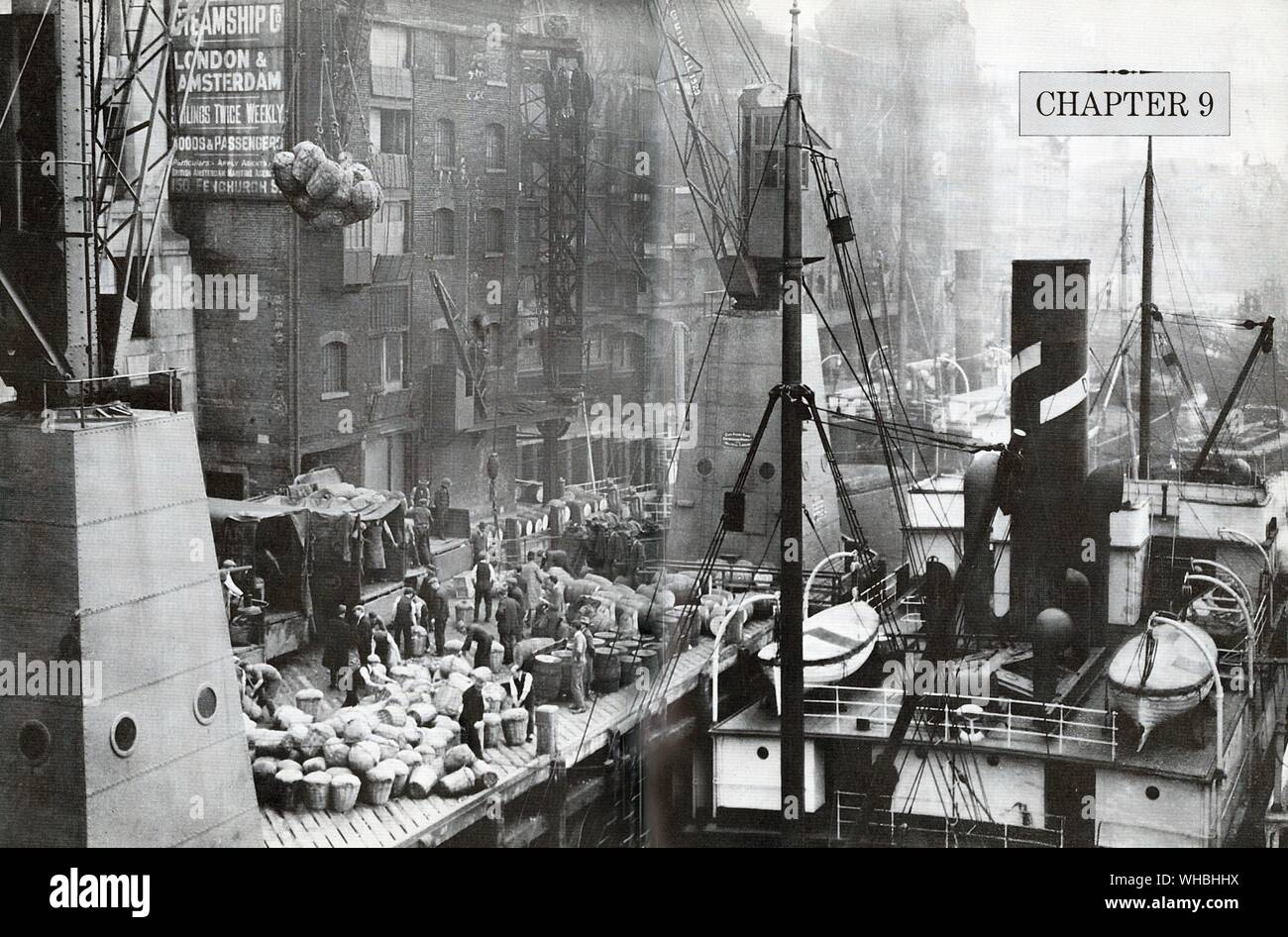 Déchargement d'une variété de produits, à des Docks de Londres 1929 Banque D'Images