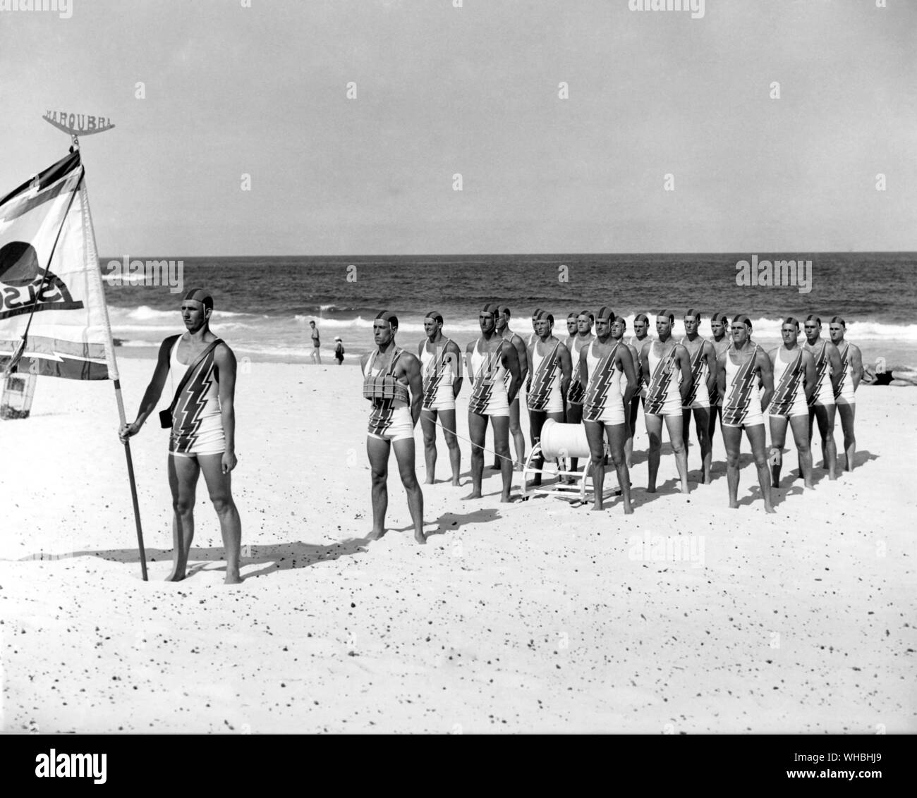 Life Savers à Ferrières Nouvelle Galles du Sud.. Surf pourrait presque être qualifiée de l'Australie est sport national. Et c'est à l'lifeasavers que tous le mérite doit aller pour faire du Austrlia beachers coffre-fort. Les sauveteurs exécuter une fonction publique hautement qualifiée mais ils paient pour le privilège de risquer leur propre vie pour en sauver d'autres. Leur travail est purement volontaire et chaque gareautrain appartenant à l'Association Surf Life Saving - environ 10 000 en tout - paie fièrement un abonnement à son club.. Les sauveteurs' spectaccular beach concours , carnavals et les affichages sont organisés presque chaque week-end dans le Banque D'Images