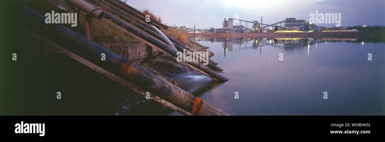 Tuyauterie de résidus de la mine d'uranium à Jabiru Kakadu National Park , , Territoire du Nord , Australie Banque D'Images