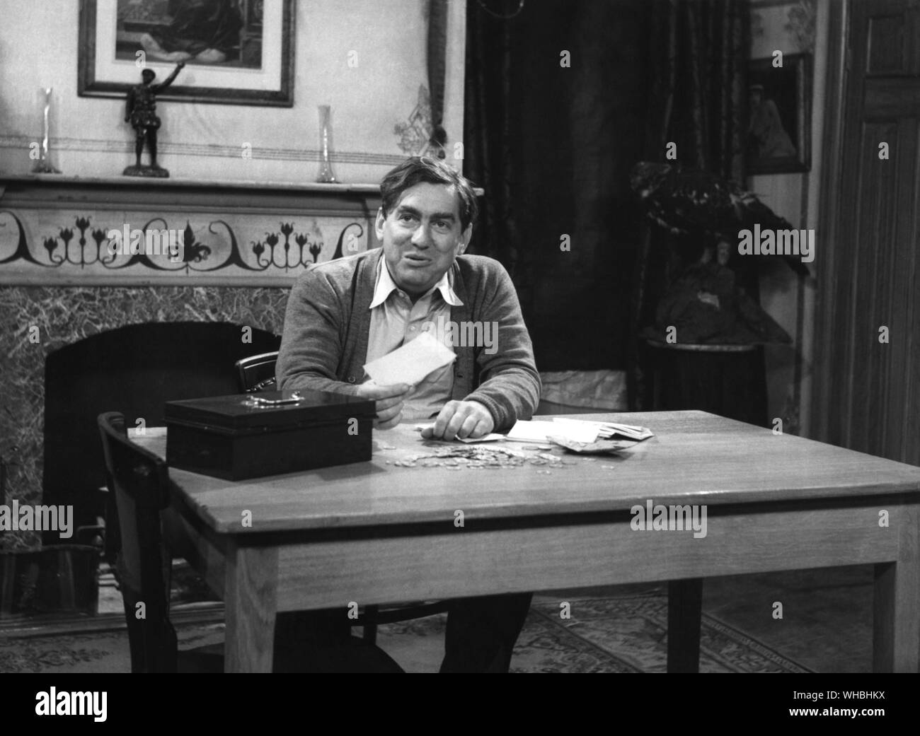 Hancock's Half-heure . Les deux meurtriers - écrit par Alan Simpson et Ray Galton , produit par Duncan Wood . Hancock à compter à ses yeux d'épargne vers le bas pour le comptage annuel. 2 octobre 1959 Banque D'Images