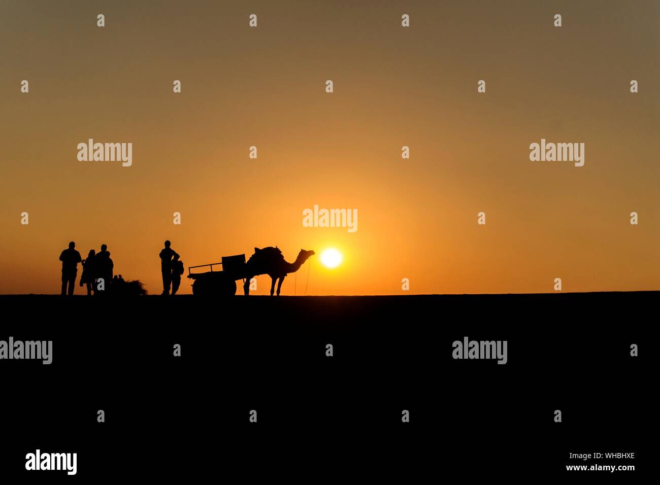 Groupe de personnes au coucher du soleil en Inde Banque D'Images