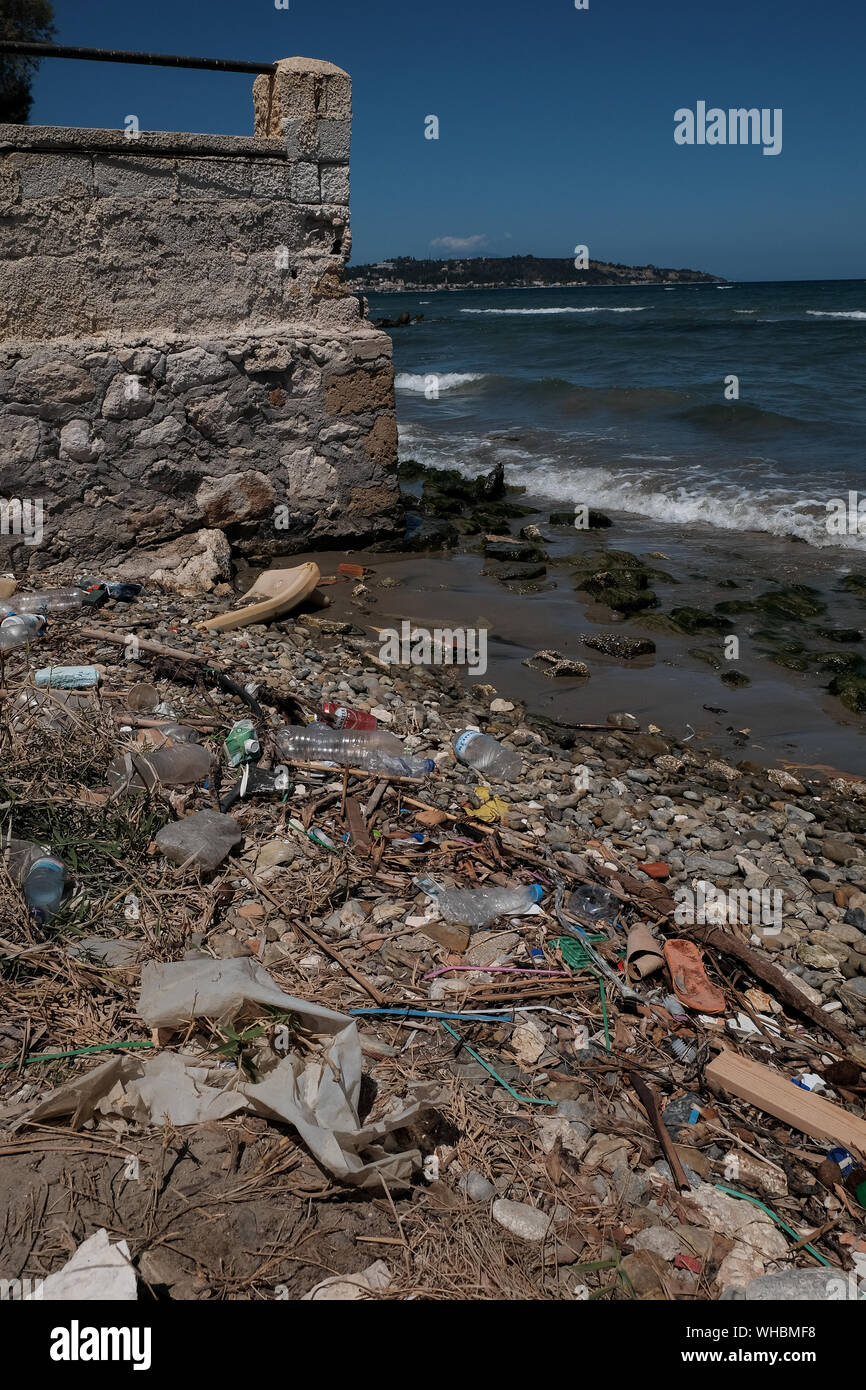 Les Dechets En Plastique Le Long Du Rivage De L Ile De Zakynthos Montrant L Impact Environnemental Est En Plastique Ayant A Polluer Les Oceans Du Monde Photo Stock Alamy