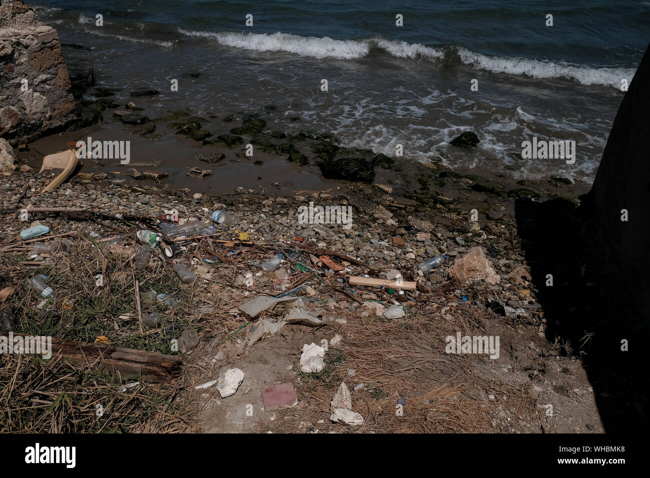 Les déchets en plastique le long du rivage de l'île de Zakynthos montrant l'impact environnemental est en plastique ayant à polluer les océans du monde. Banque D'Images