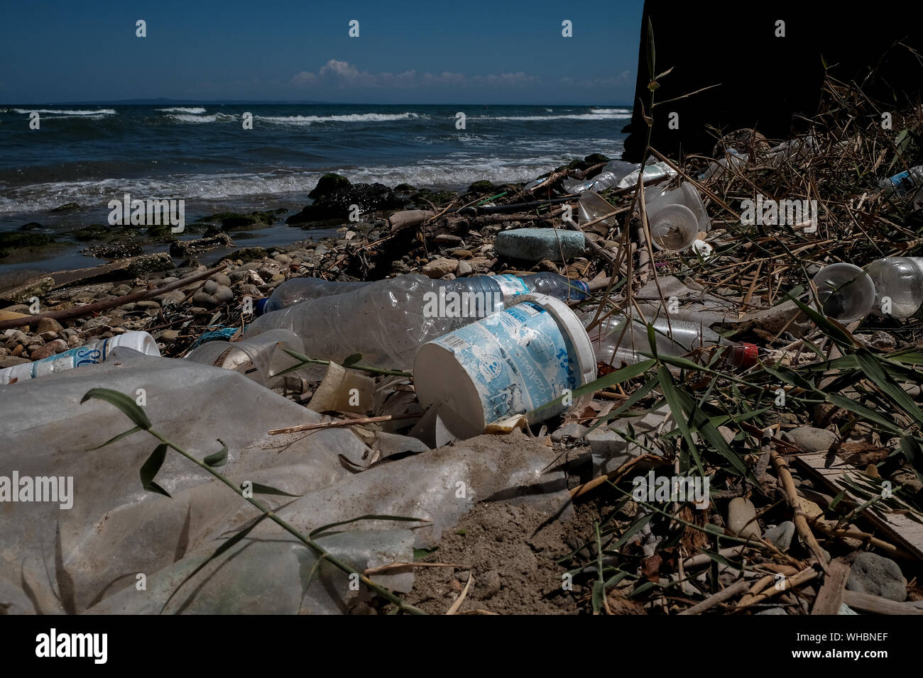 Les Dechets En Plastique Le Long Du Rivage De L Ile De Zakynthos Montrant L Impact Environnemental Est En Plastique Ayant A Polluer Les Oceans Du Monde Photo Stock Alamy