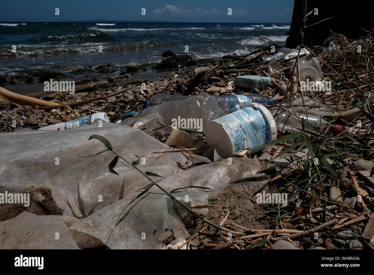 Les déchets en plastique le long du rivage de l'île de Zakynthos montrant l'impact environnemental est en plastique ayant à polluer les océans du monde. Banque D'Images