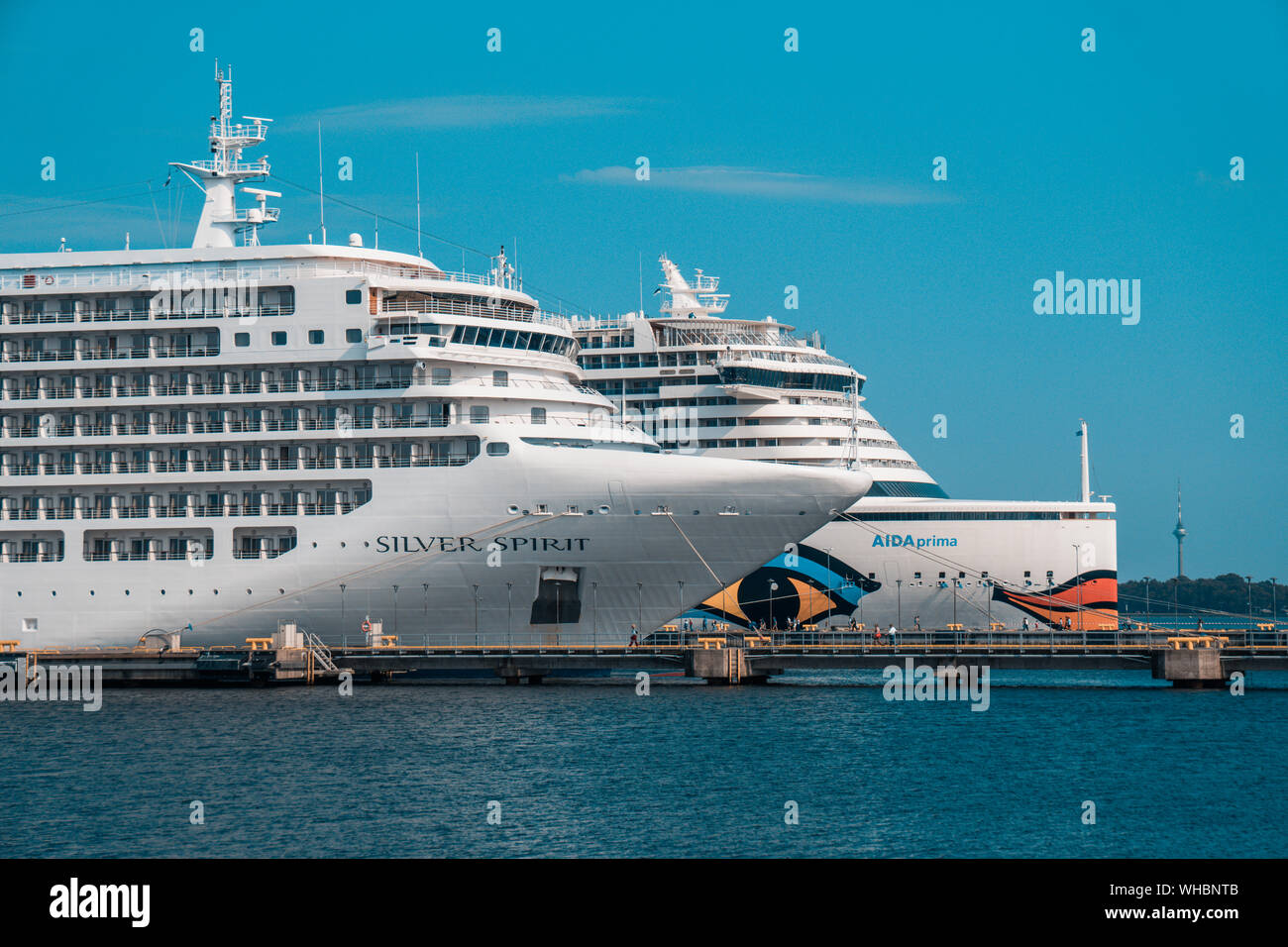 Les navires de croisière Silver Spirit et AIDAprima Vanasadam à quai dans le port de Tallinn en Estonie. Bateau de croisière dans la mer Baltique. Banque D'Images