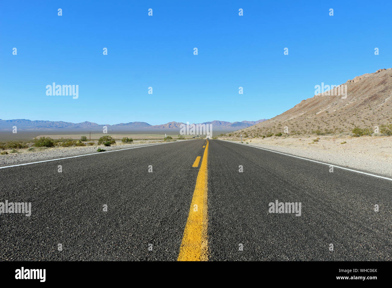 Route solitaire dans le USA Roadtrip Banque D'Images