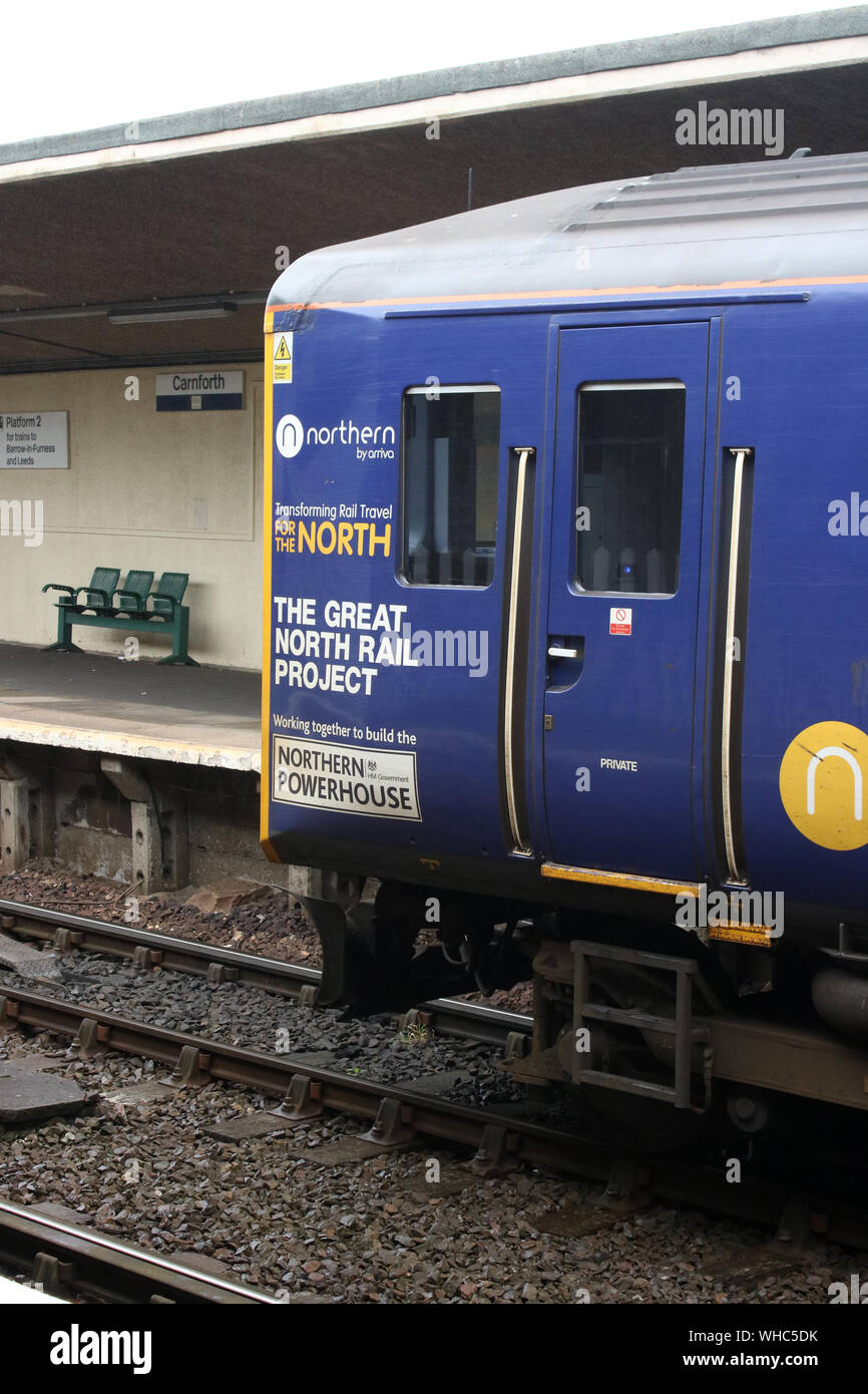 Slogans assortis à l'extrémité du train. Le grand projet ferroviaire du nord, du nord de Powerhouse, transformer les déplacements ferroviaires pour le nord sur le Nord de la DMU. Banque D'Images