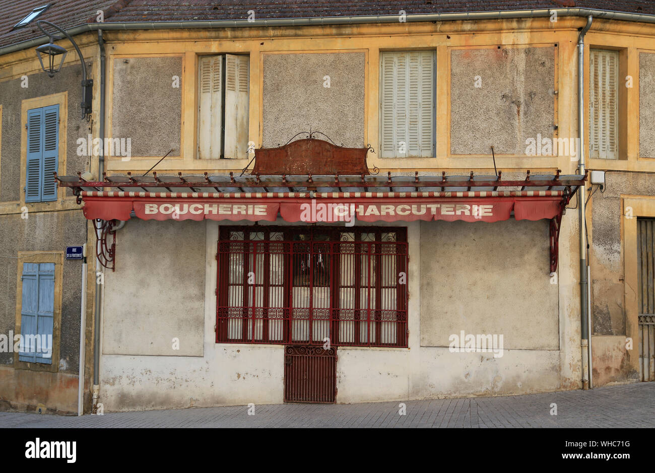 Vieux, délabré, Boucherie et Charcuterie boutique en France. Banque D'Images