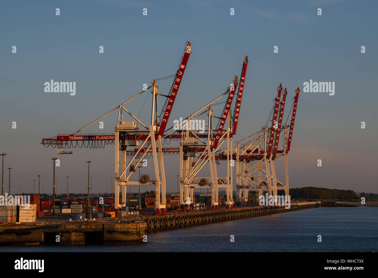 Le port de Dunkerque dans le Nord de la France. Le terminal à conteneurs de grues pour le chargement des navires. Dunkerque. Banque D'Images