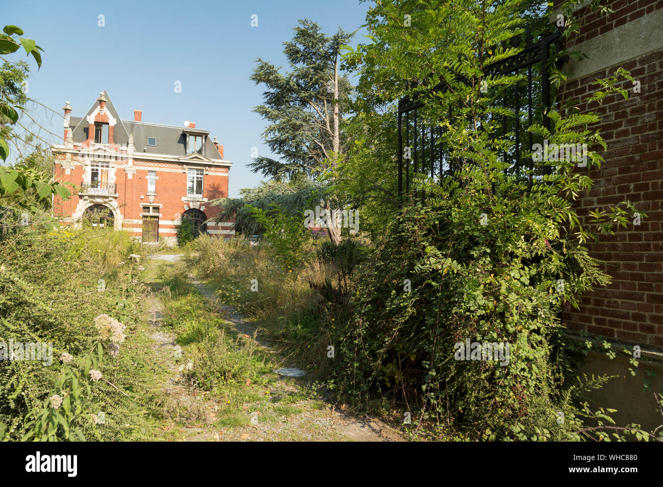 Entrée privée et l'entrée d'un château abandonné, abandonné en France. Banque D'Images
