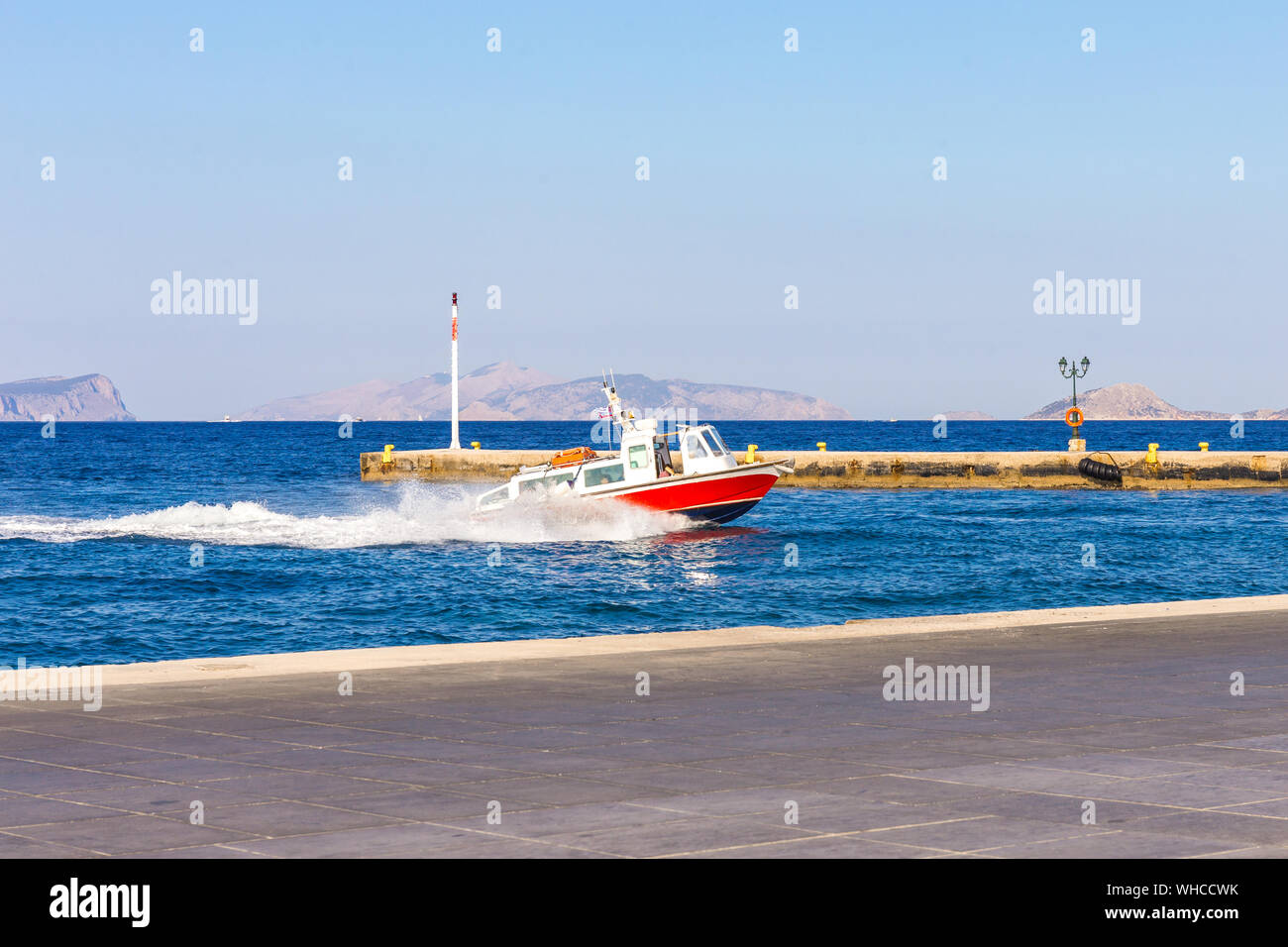 Taxi de la mer près de la jetée de l'ancien port de l'île de Spetses, Grèce Banque D'Images