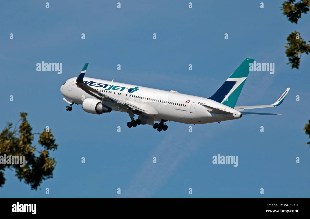 Boeing 767 de WestJet, Gatwick, UK Banque D'Images