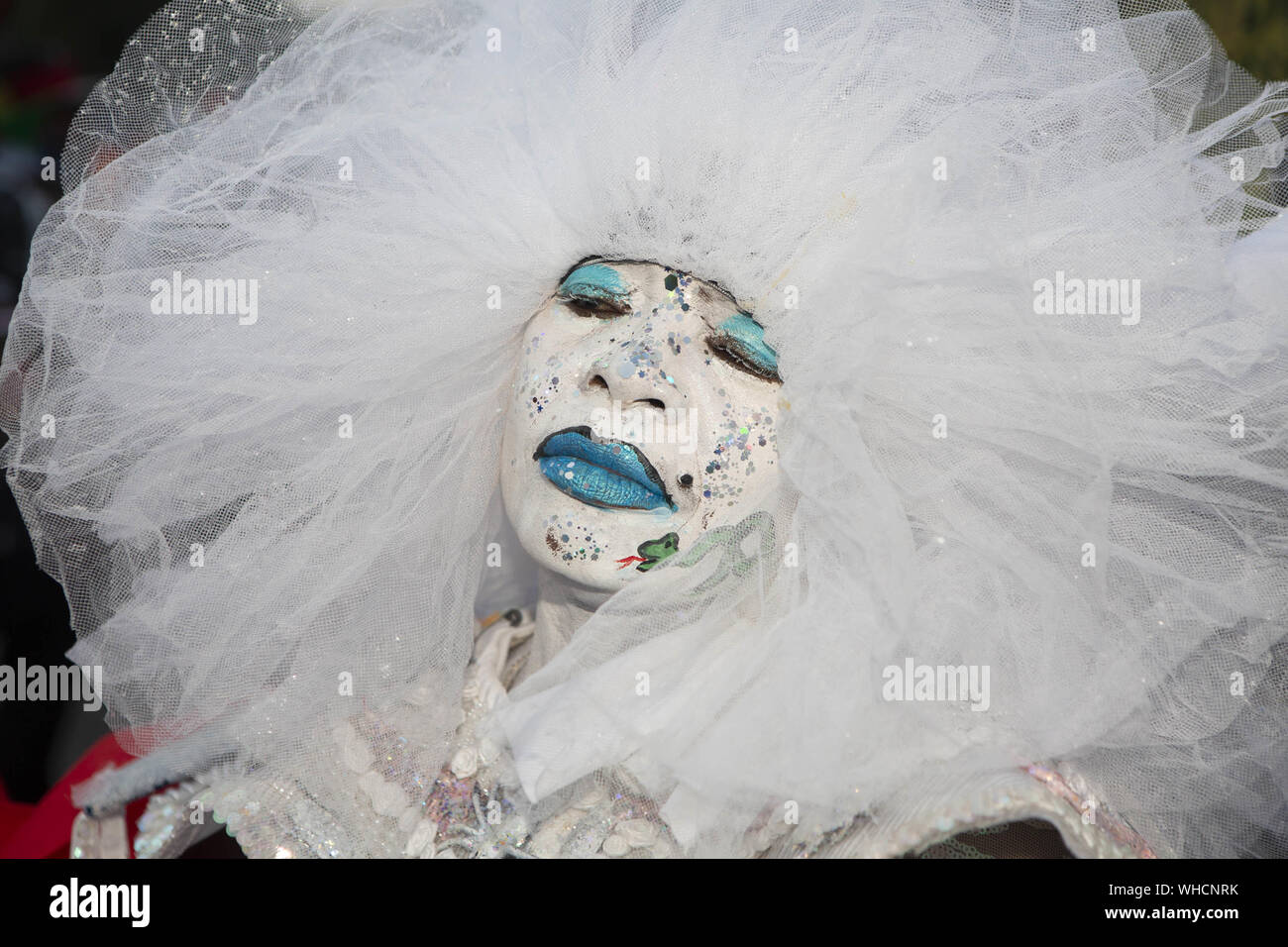 Brooklyn, New York, USA. 2e, 2019 Sep. Reveler SANDY jouit du 52 Festival annuel J'ouvert tout en faisant mine de regarder la télévision sur Flatbush Avenue à Brooklyn, New York. La West Indian Day Parade célèbre la culture des Antilles. Crédit : Brian Branch :/ZUMA/Alamy Fil Live News Banque D'Images