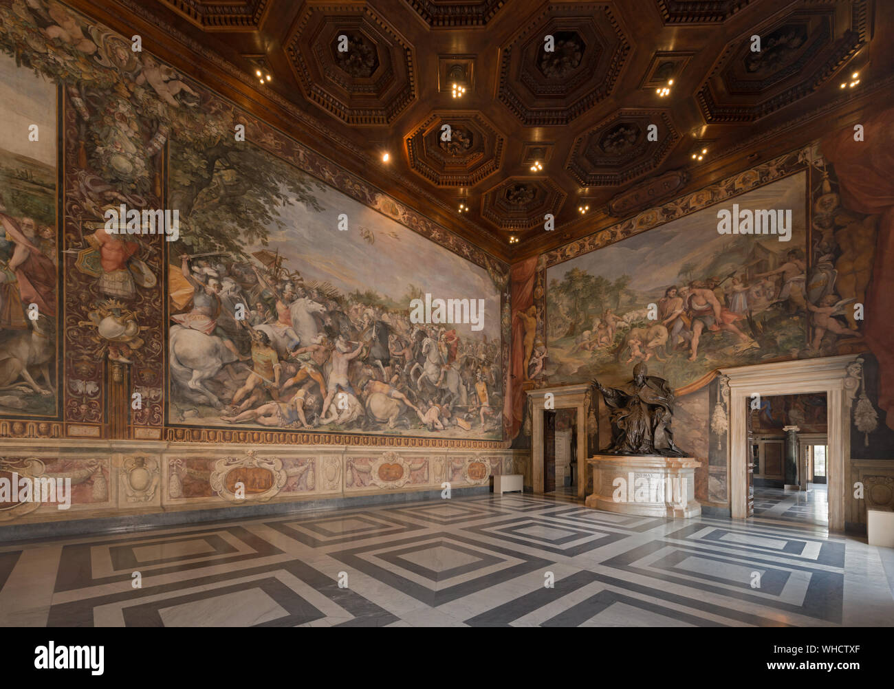 Salle des Horaces et des Curiaces dans les musées du Capitole, Rome, Italie. Palazzo dei Conservatori. Statue du pape Innocent X Banque D'Images