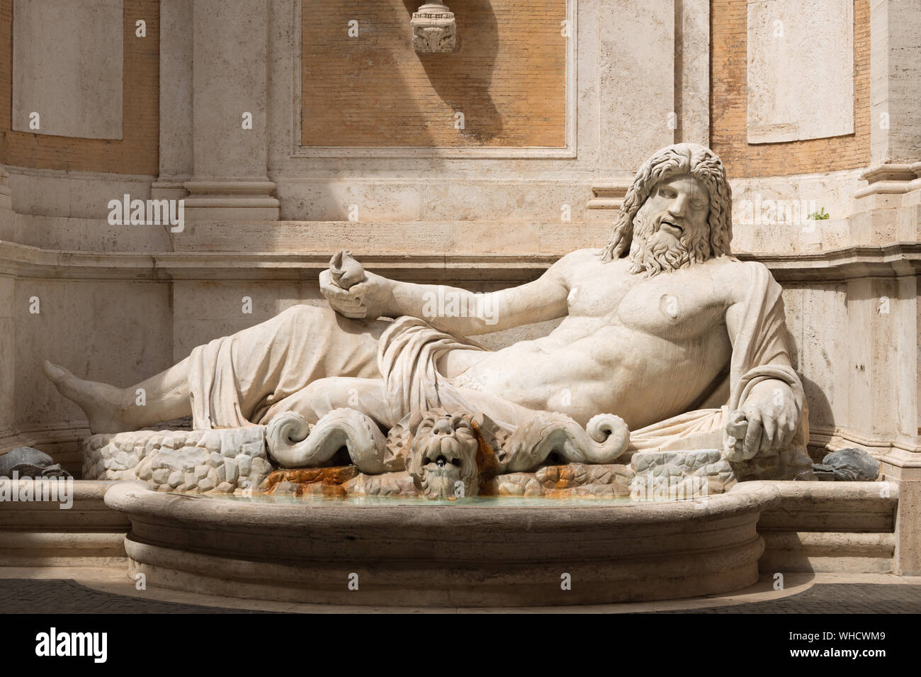 Le Marforio fontaine dans la cour du Palazzo Nuovo à Rome, Italie. 1er - 2e siècle ap. Banque D'Images