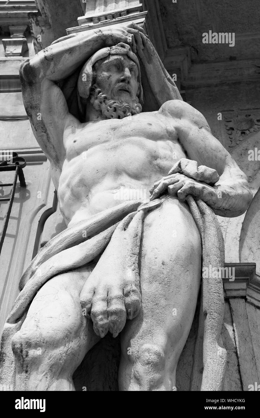 Statue d'Héraclès, à l'entrée de la 18e siècle Palazzo Vescovile (palais des évêques) dans le centre historique de Mantoue, Italie Banque D'Images