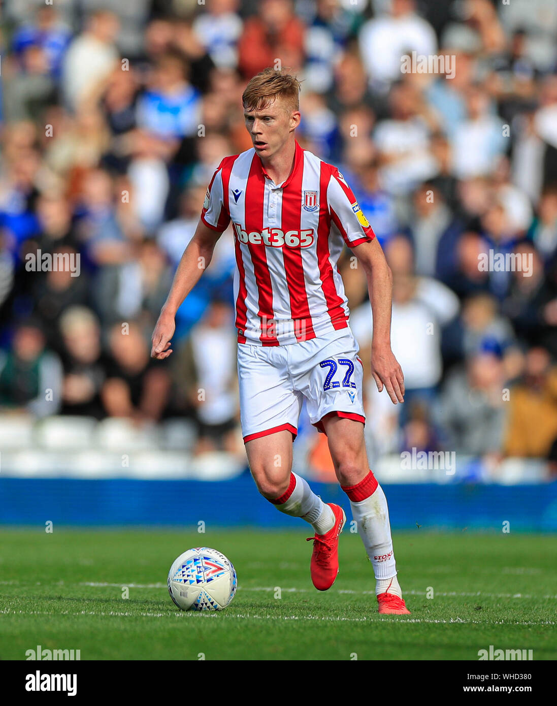 31 août 2019, St Andrew's, Birmingham, Angleterre ; Sky Bet Football Championship, Birmingham City vs Stoke City ; Sam Clucas (22) de Stoke City déplace le ballon en avant Crédit : Conor Molloy/News Images images Ligue de football anglais sont soumis à licence DataCo Banque D'Images