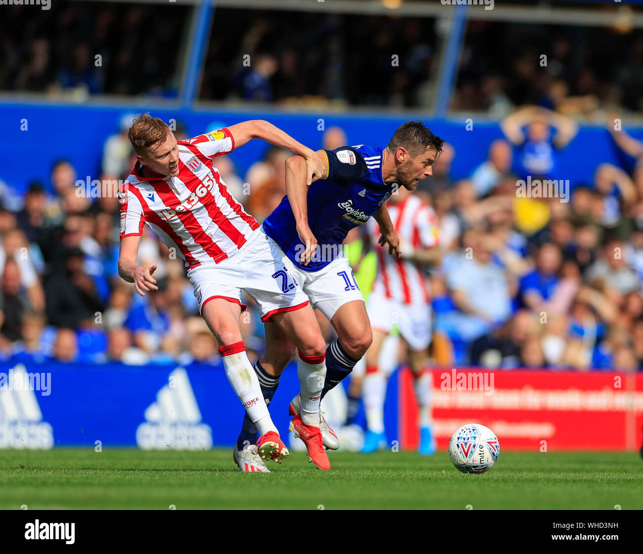 31 août 2019, St Andrew's, Birmingham, Angleterre ; Sky Bet Football Championship, Birmingham City vs Stoke City ; Lukas Jutkiewicz (10) de la ville de Birmingham est contestée par Sam Clucas (22) de Stoke City Crédit : Conor Molloy/News Images images Ligue de football anglais sont soumis à licence DataCo Banque D'Images