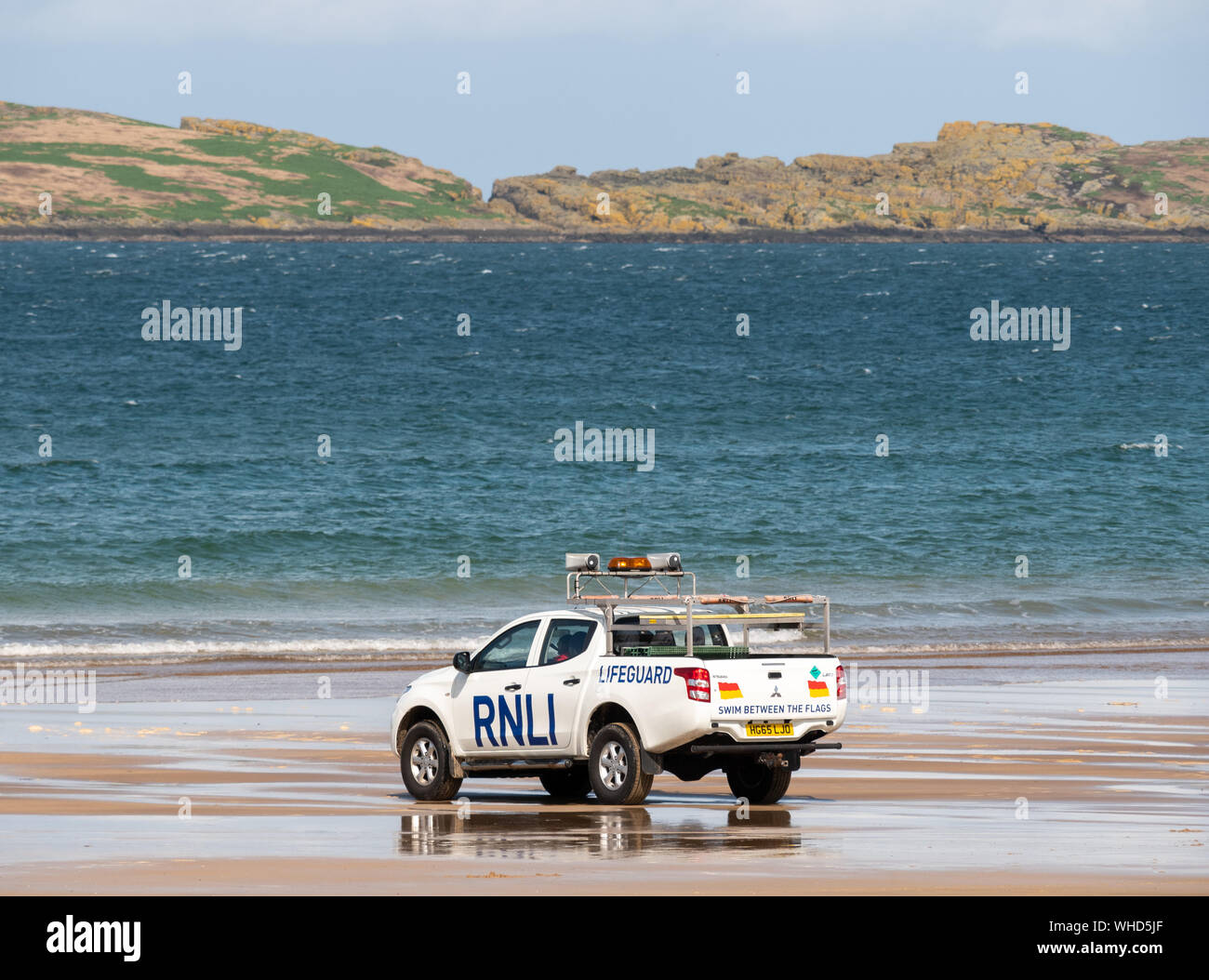 Les vagues d'air air show, Bushmills, Irlande du Nord, 2019. Les sauveteurs RNLI stationnée sur la plage Banque D'Images