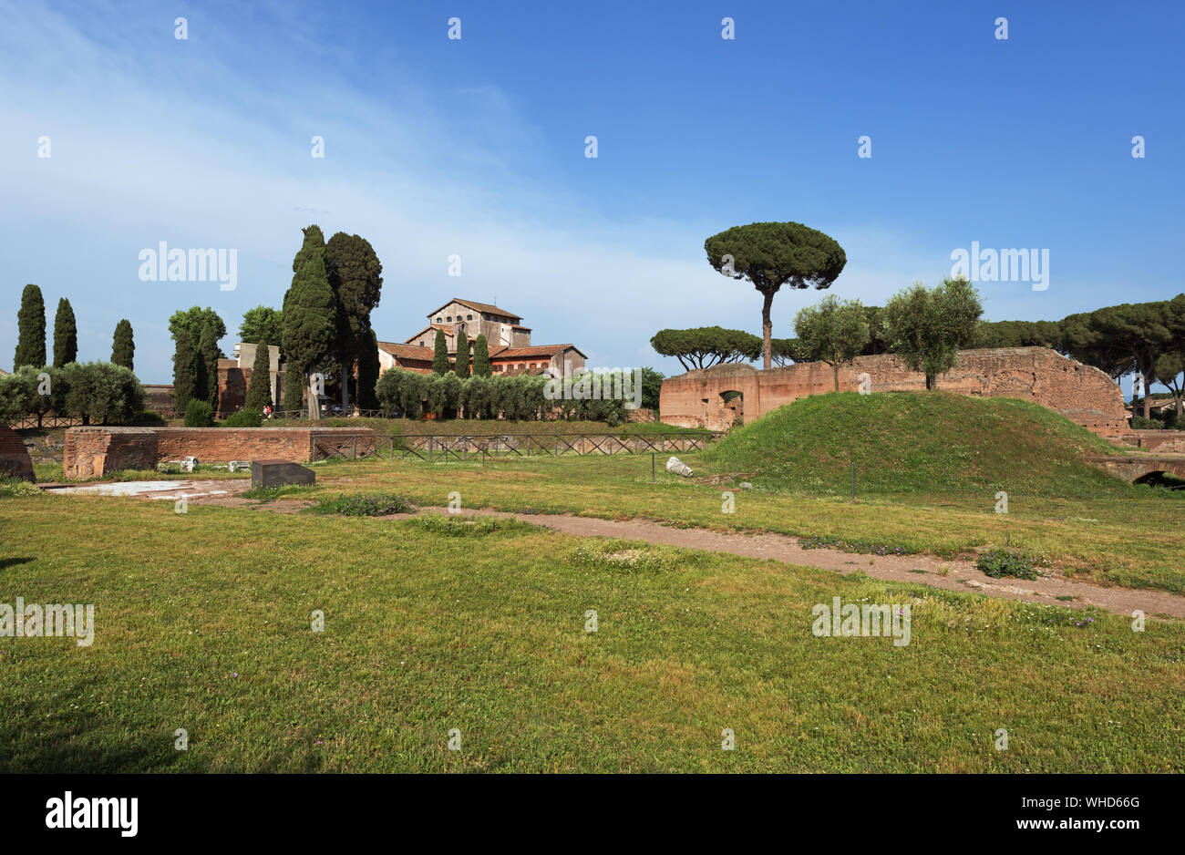 Le mont Palatin à Rome, Italie. Vue de couvent et église de saint Bonaventure sur le Palatin. À partir de la partie nord-est de la Domus Augustana Salon Banque D'Images