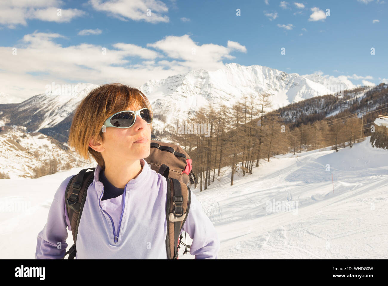 Jeune femme portant des lunettes de soleil sur Montagne Photo Stock - Alamy