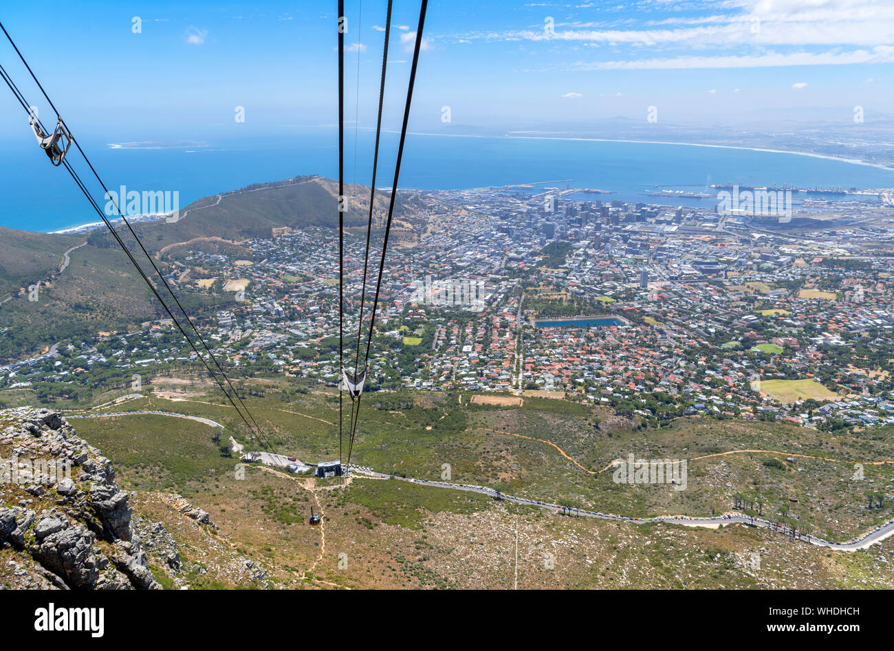 Vue depuis le téléphérique de Table Mountain téléphérique aérien à la recherche sur la ville et Signal Hill, Cape Town, Western Cape, Afrique du Sud Banque D'Images