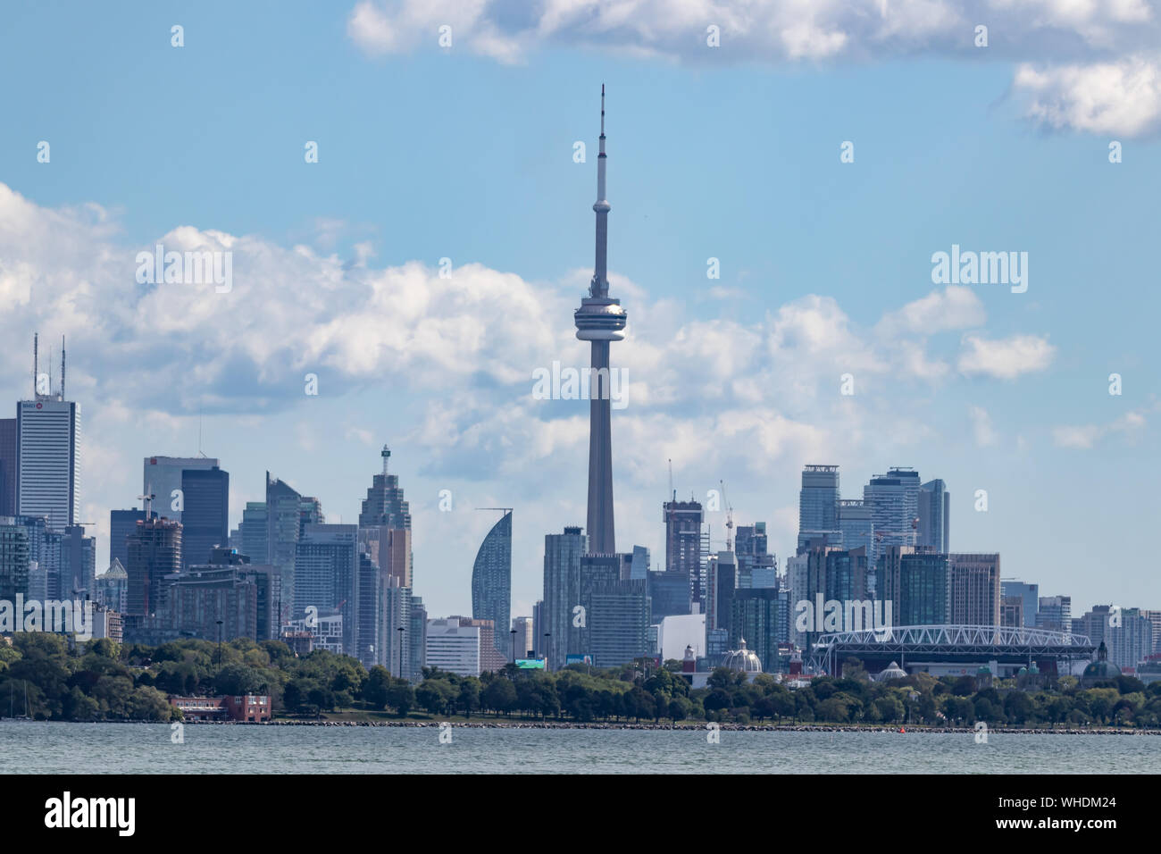 La Tour CN et les édifices environnants du centre-ville de Toronto, à une distance de l'autre côté du lac Ontario. Banque D'Images
