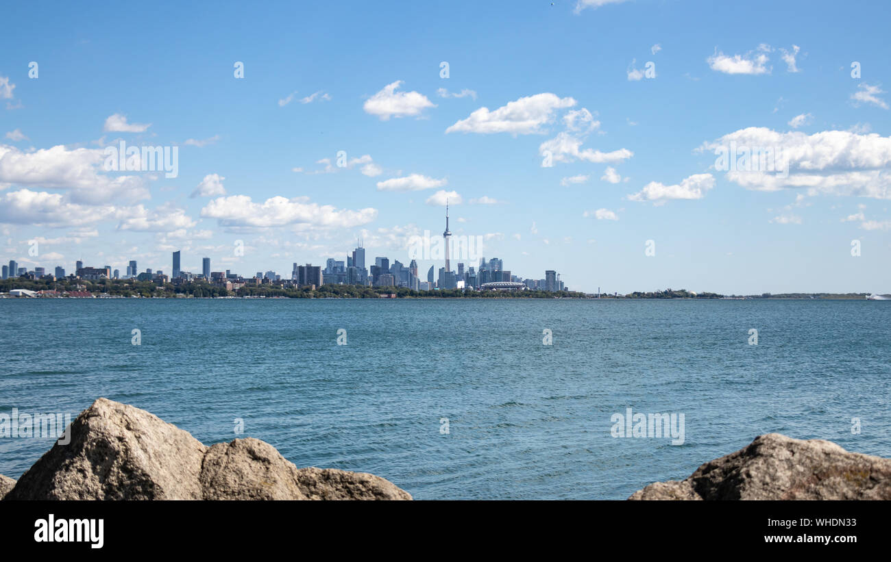 Vue panoramique sur la ville de Toronto par temps ensoleillé depuis le lac Ontario. Banque D'Images