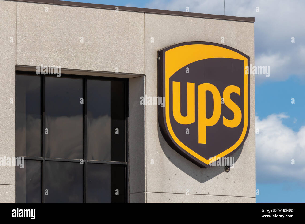 Logo du Service des colis Unis (UPS) au sommet de leur édifice à l'aéroport international de Hamilton. Banque D'Images