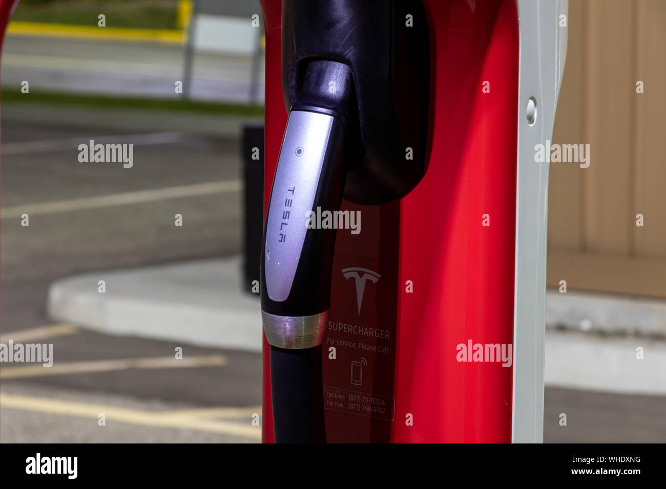 Cordon de charge Tesla à la station de recharge Tesla Supercharger. Banque D'Images