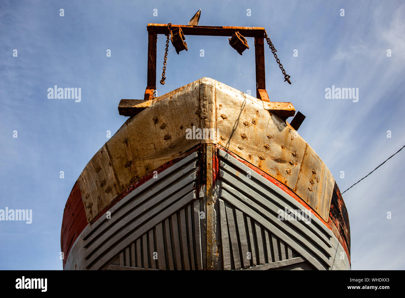 Vieux bateau de pêche contre le ciel bleu Banque D'Images