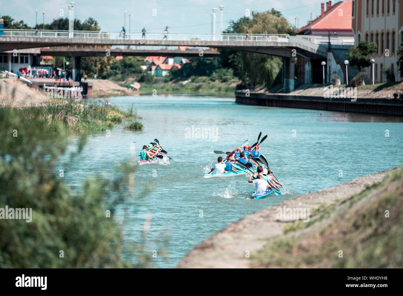 Une équipe de jeunes athlètes en aviron kayak sur le lac pendant la compétition Banque D'Images