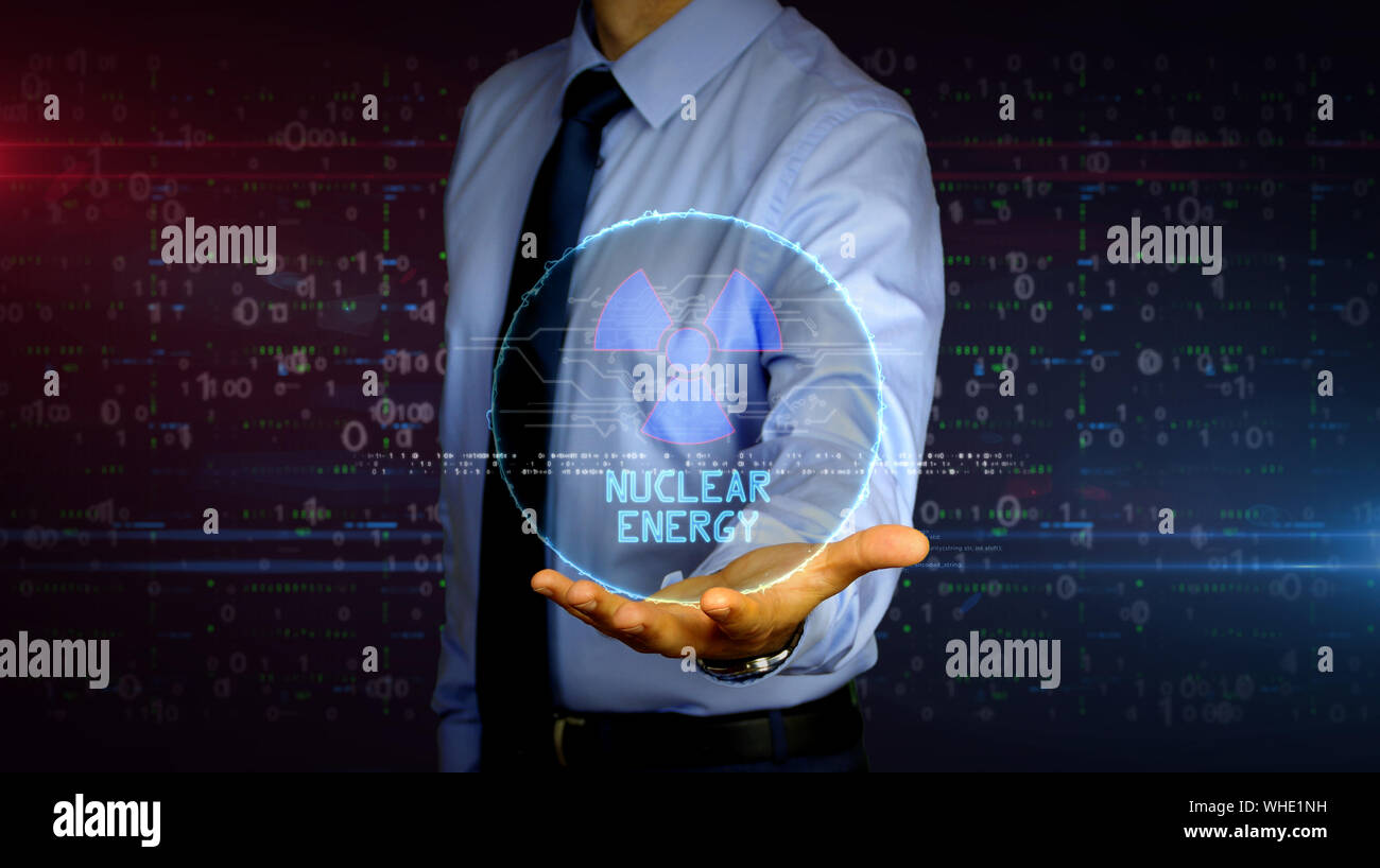 Avec l'énergie nucléaire l'homme dynamique symbole hologramme sur la main. Homme d'affaires et de la science concept futuriste, icône de danger et d'avertissement de lumière et de glitch Banque D'Images