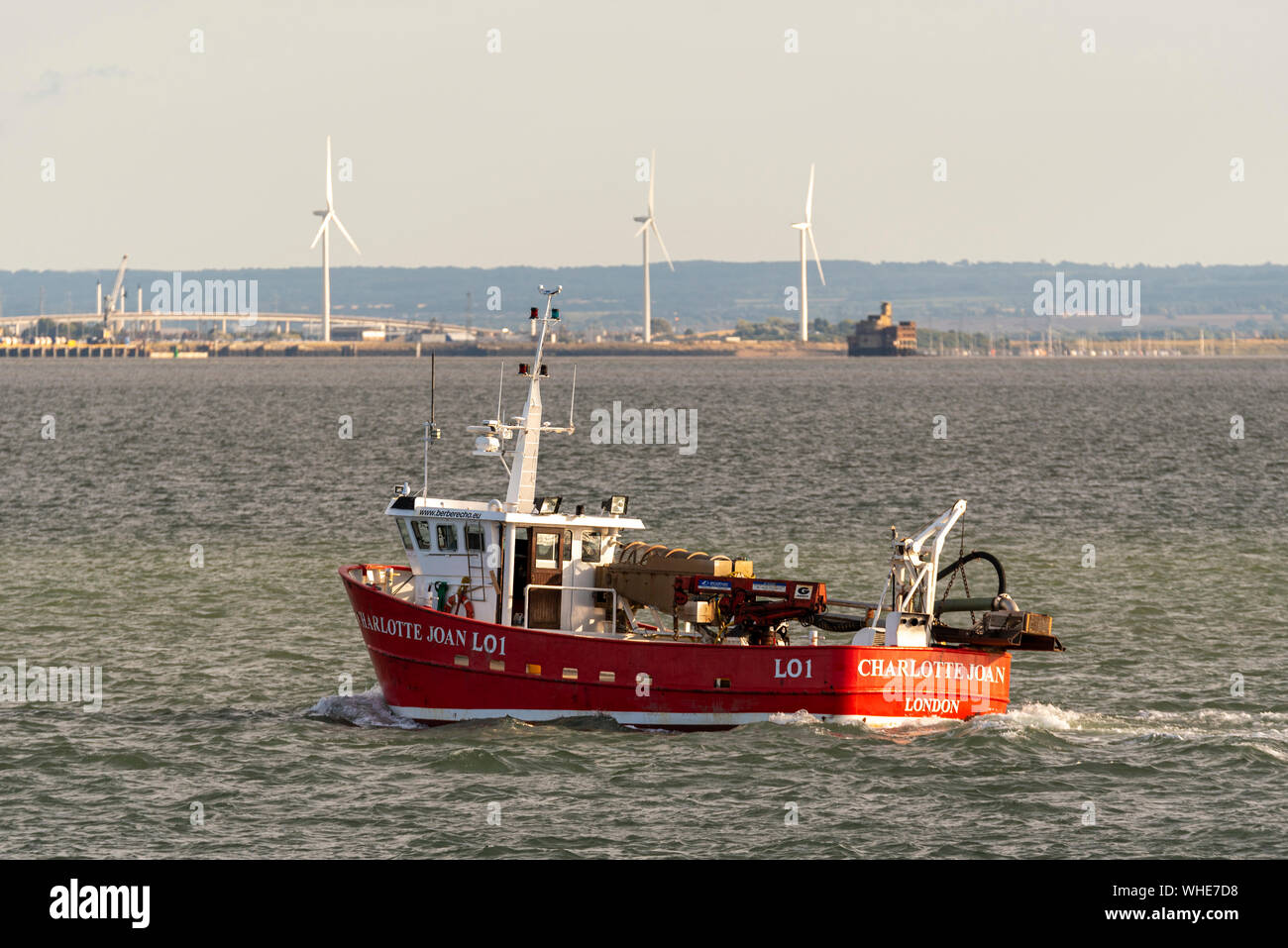 Bateau de pêche Jeanne Charlotte de partir à la mer pour pêcher la fin de l'après-midi pour la nuit hors de Leigh on Sea Southend passant sur l'estuaire de la Tamise Banque D'Images