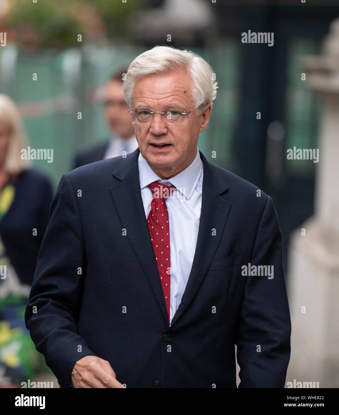 Downing Street, London, UK. 2 septembre 2019. Réunion spéciale du cabinet à 17h00 avec les députés conservateurs arrivant plus tard pour discuter du résultat. Ancien Secrétaire Brexit David Davies MP arrive. Credit : Malcolm Park/Alamy Live News. Banque D'Images