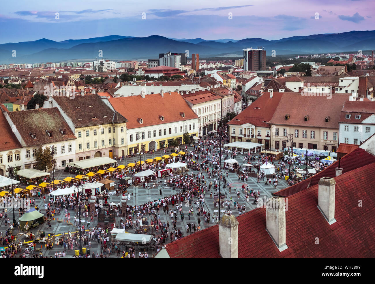 La ville de Sibiu, Roumanie - 25 août 2019. Vue aérienne sur la Grande Place de Sibiu, Roumanie, au cours de la Fête médiévale 2019 Banque D'Images