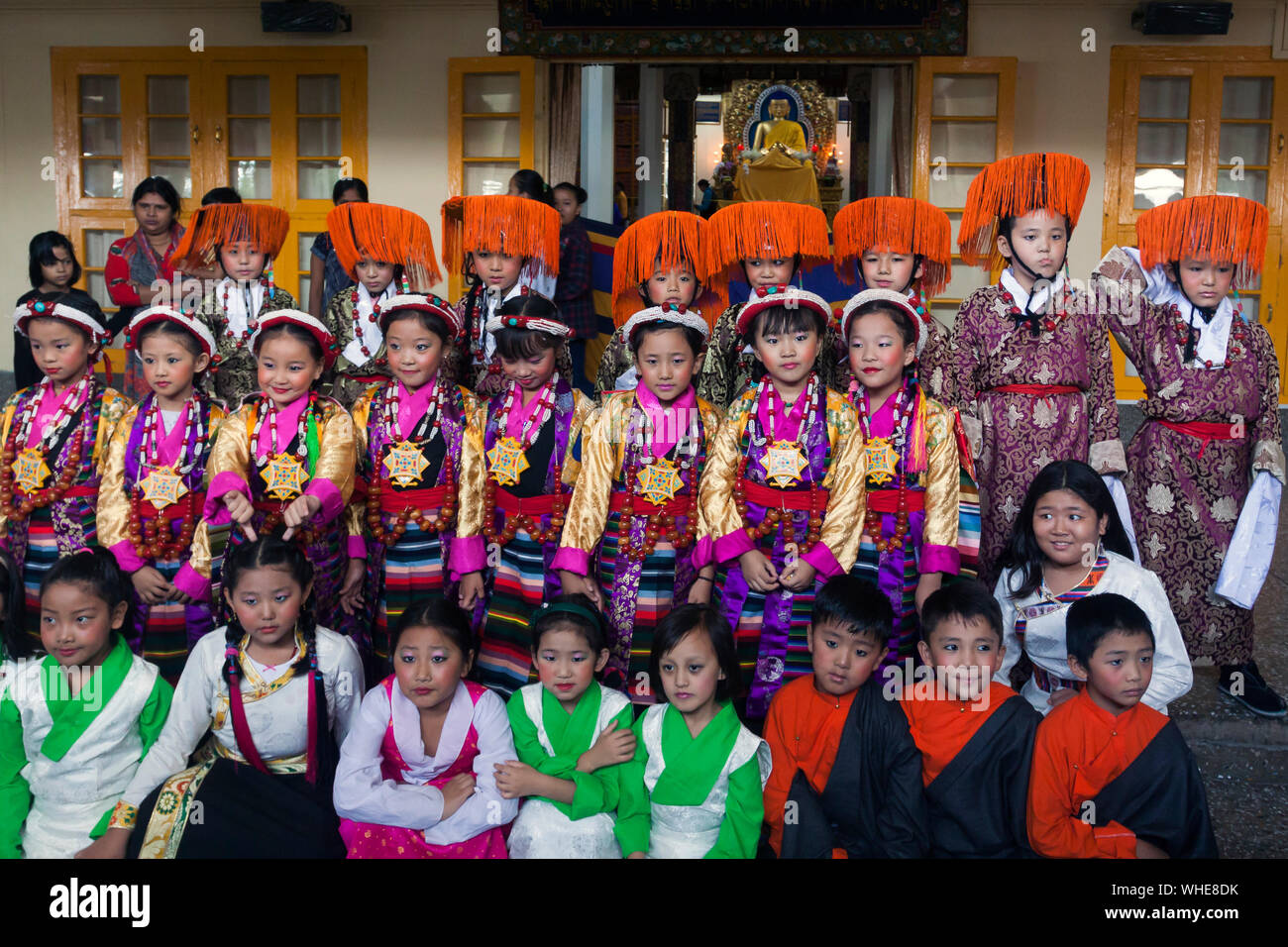 Dharamsala, Inde. 09Th Sep 2019. Enfants portant une robe traditionnelle tibétaine pour effectuer leur tour au cours de la célébration de 59ème anniversaire de la Journée de la démocratie tibétaine à Tsugla Khang Temple, Mcleodganj, Cairns, Australia. (Photo de Shailesh Bhatangar/Pacific Press) Credit : Pacific Press Agency/Alamy Live News Banque D'Images