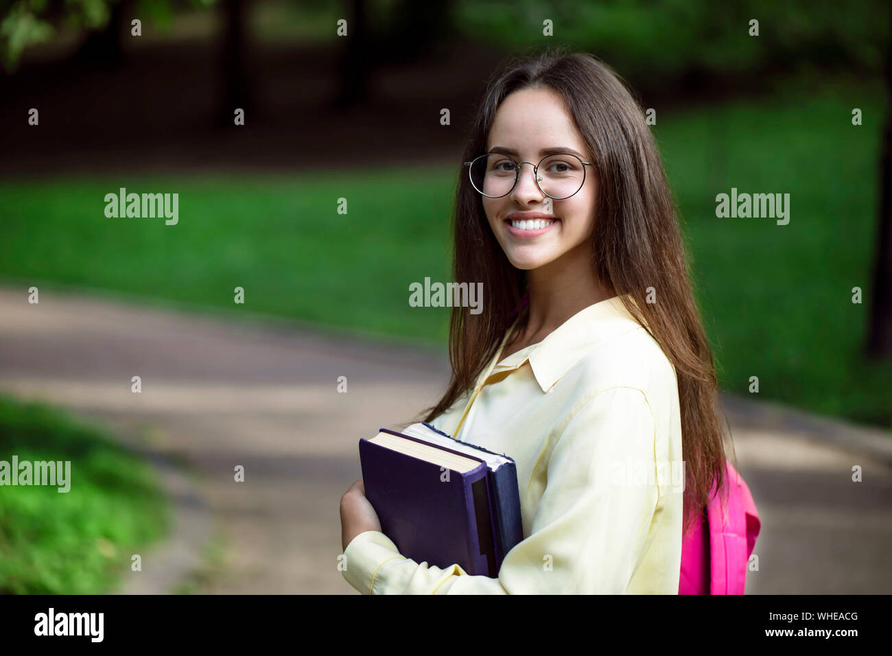 Portrait of young girl posing étudiant enthousiaste sur son chemin aux classes Banque D'Images