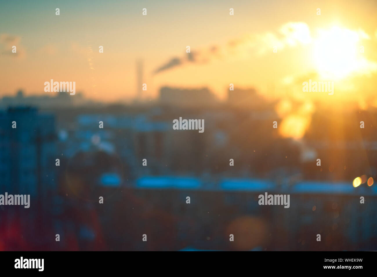 Vintage superbe coucher de soleil avec lumière bleu orange industriel flou flou d'horizon urbain contexte au travers d'une vitre. congelé Soft focus. Banque D'Images